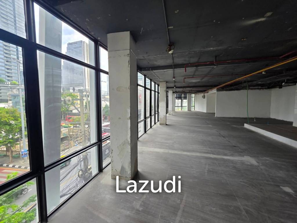 252 sqm corner retail space in Si Phraya Bang Rak Bangkok