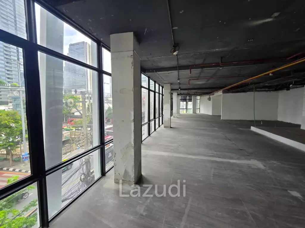 252 sqm corner retail space in Si Phraya Bang Rak Bangkok