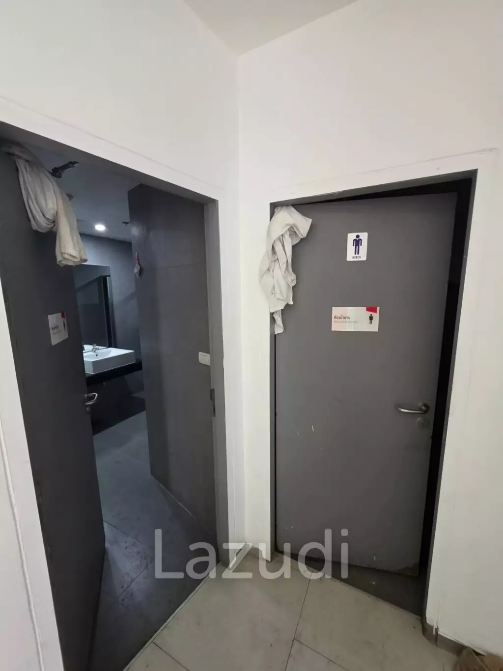 252 sqm corner retail space in Si Phraya Bang Rak Bangkok