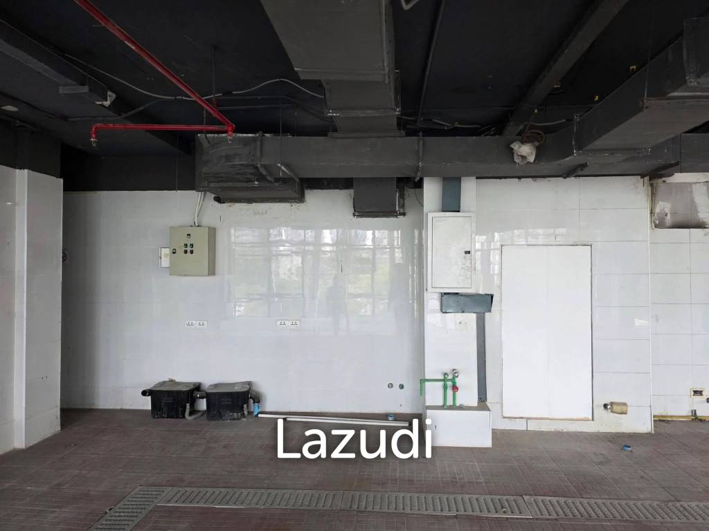 252 sqm corner retail space in Si Phraya Bang Rak Bangkok
