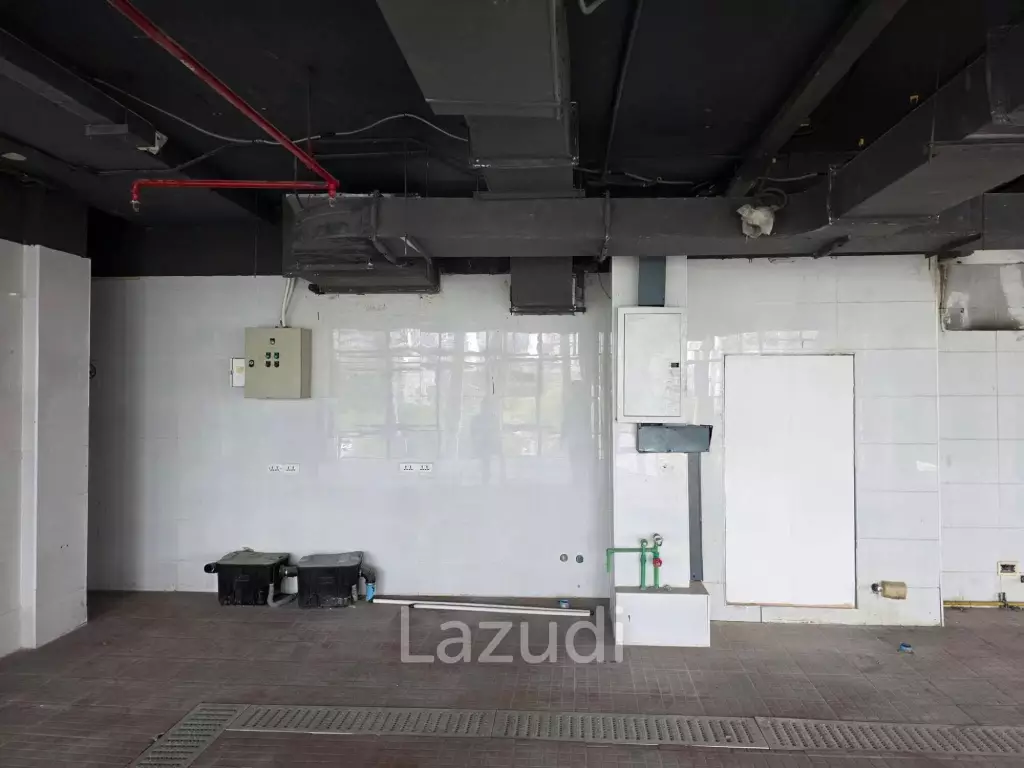 252 sqm corner retail space in Si Phraya Bang Rak Bangkok