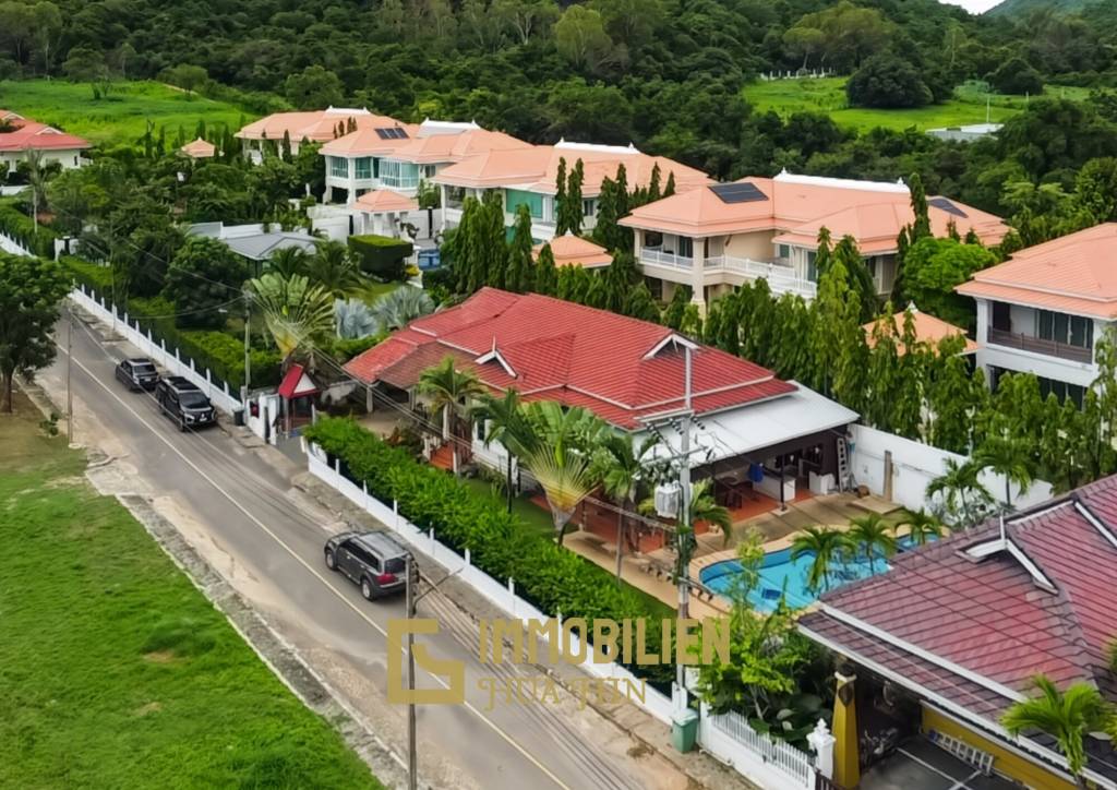 วิลล่า 3 ห้องนอน พร้อมสระว่ายน้ำในบ้านชวา เขาเต่า