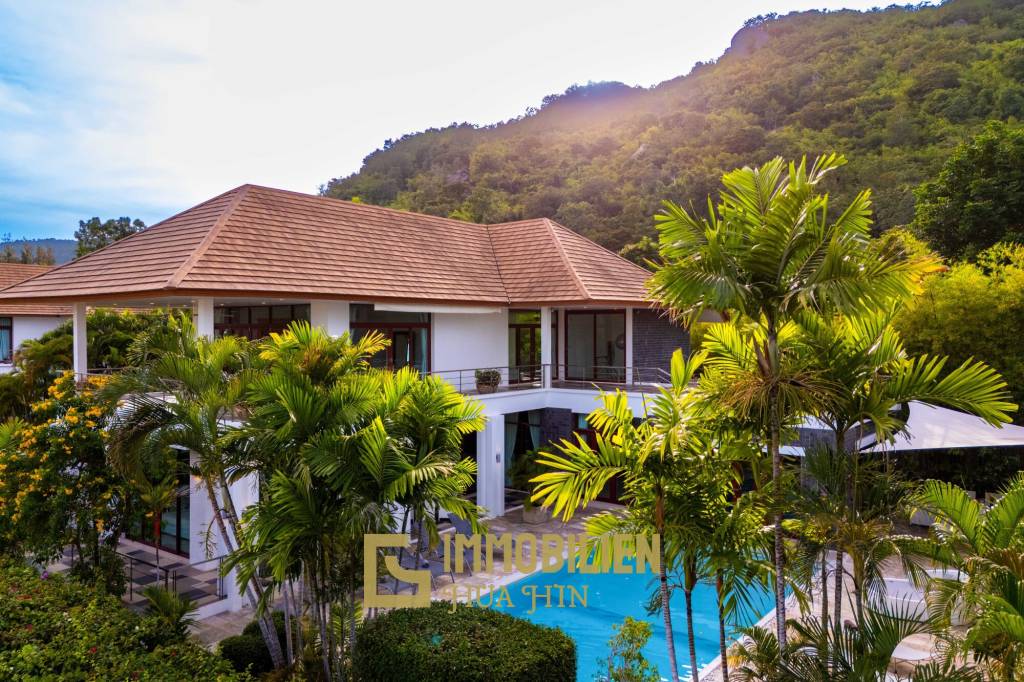 Surface habitable de 480 m² / 5 chambres + 5 salles de bains / Terrain de 1 400 m²