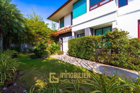 Surface habitable de 480 m² / 5 chambres + 5 salles de bains / Terrain de 1 400 m²