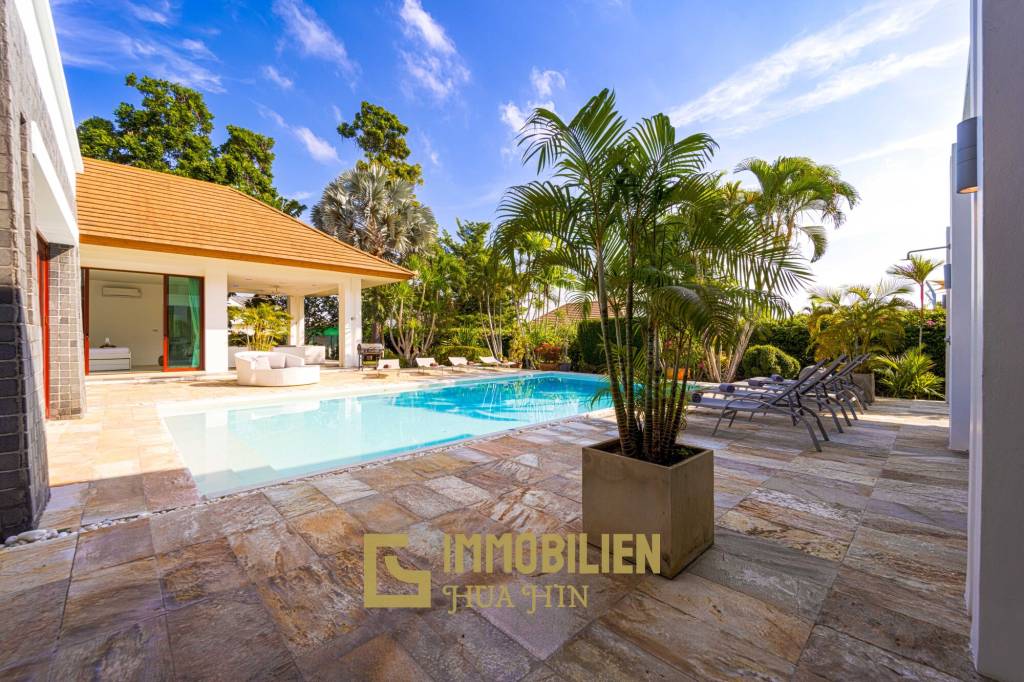 Surface habitable de 480 m² / 5 chambres + 5 salles de bains / Terrain de 1 400 m²
