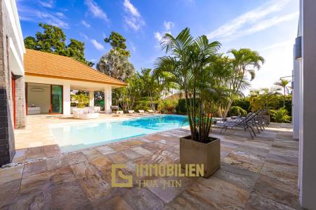 Surface habitable de 480 m² / 5 chambres + 5 salles de bains / Terrain de 1 400 m²