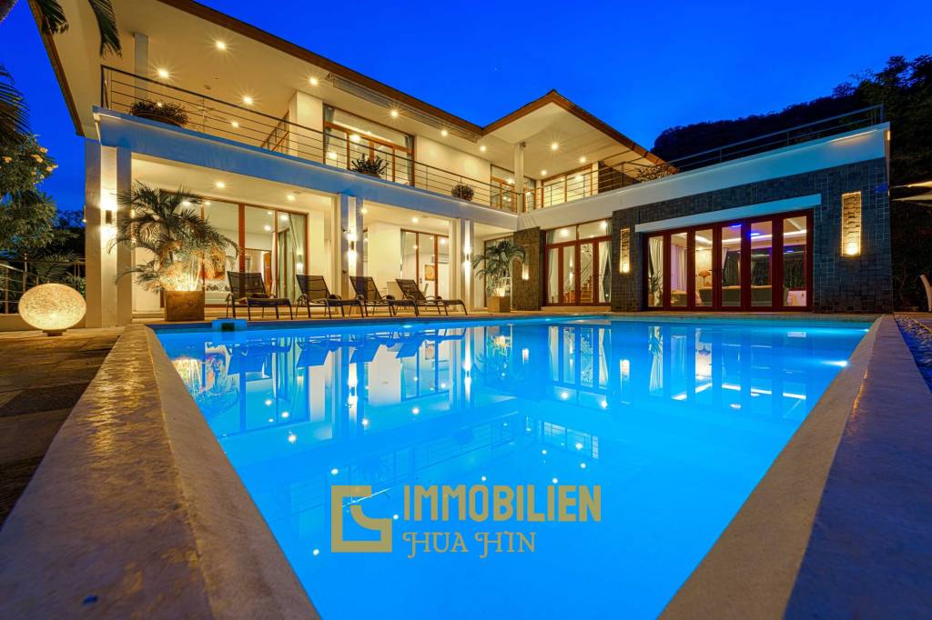 Surface habitable de 480 m² / 5 chambres + 5 salles de bains / Terrain de 1 400 m²