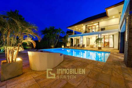 Surface habitable de 480 m² / 5 chambres + 5 salles de bains / Terrain de 1 400 m²