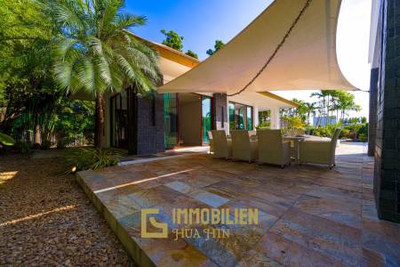 Surface habitable de 480 m² / 5 chambres + 5 salles de bains / Terrain de 1 400 m²