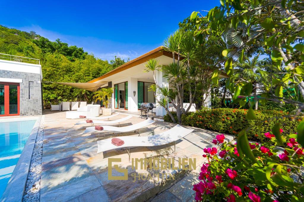 Surface habitable de 480 m² / 5 chambres + 5 salles de bains / Terrain de 1 400 m²