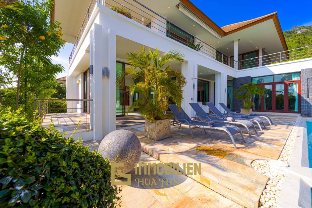 Surface habitable de 480 m² / 5 chambres + 5 salles de bains / Terrain de 1 400 m²