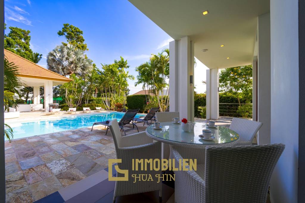 Surface habitable de 480 m² / 5 chambres + 5 salles de bains / Terrain de 1 400 m²