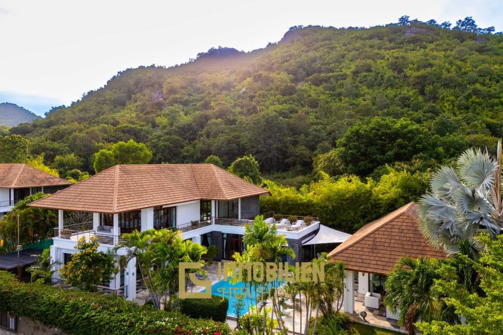 Surface habitable de 480 m² / 5 chambres + 5 salles de bains / Terrain de 1 400 m²