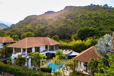 Surface habitable de 480 m² / 5 chambres + 5 salles de bains / Terrain de 1 400 m²