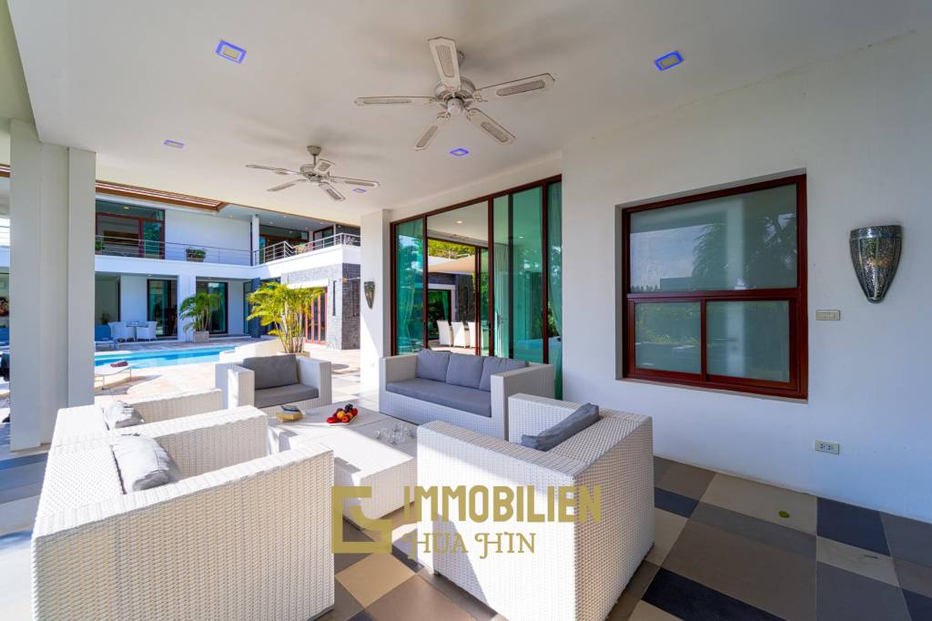 Surface habitable de 480 m² / 5 chambres + 5 salles de bains / Terrain de 1 400 m²