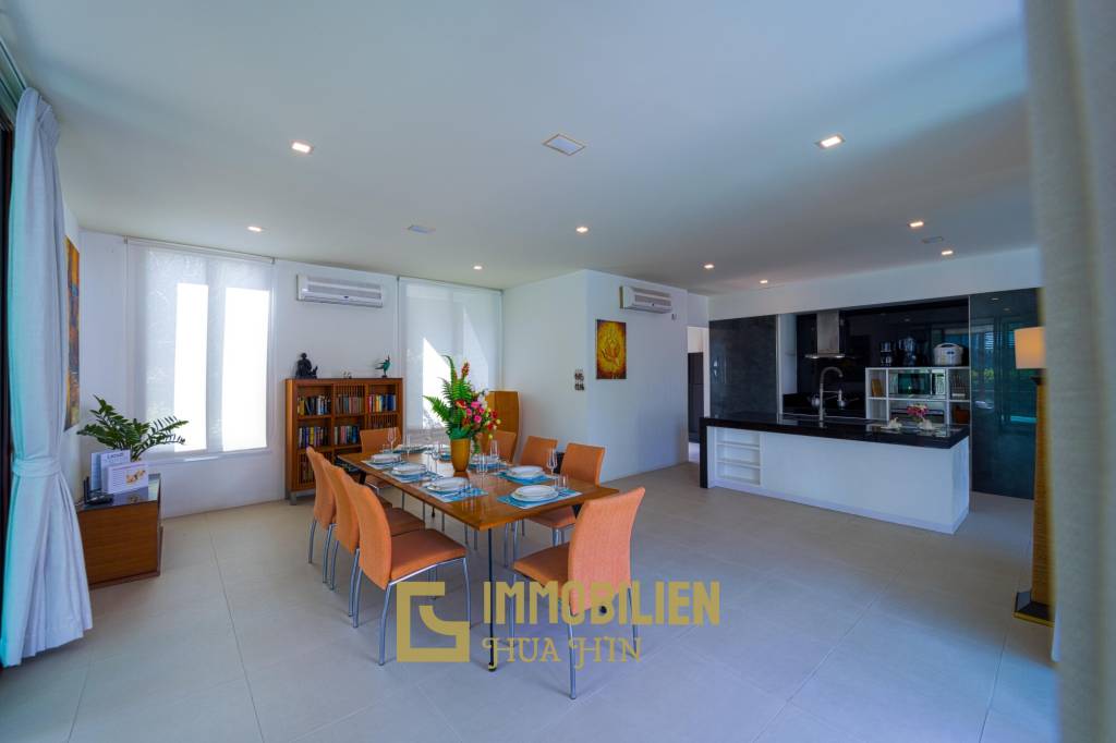 Surface habitable de 480 m² / 5 chambres + 5 salles de bains / Terrain de 1 400 m²
