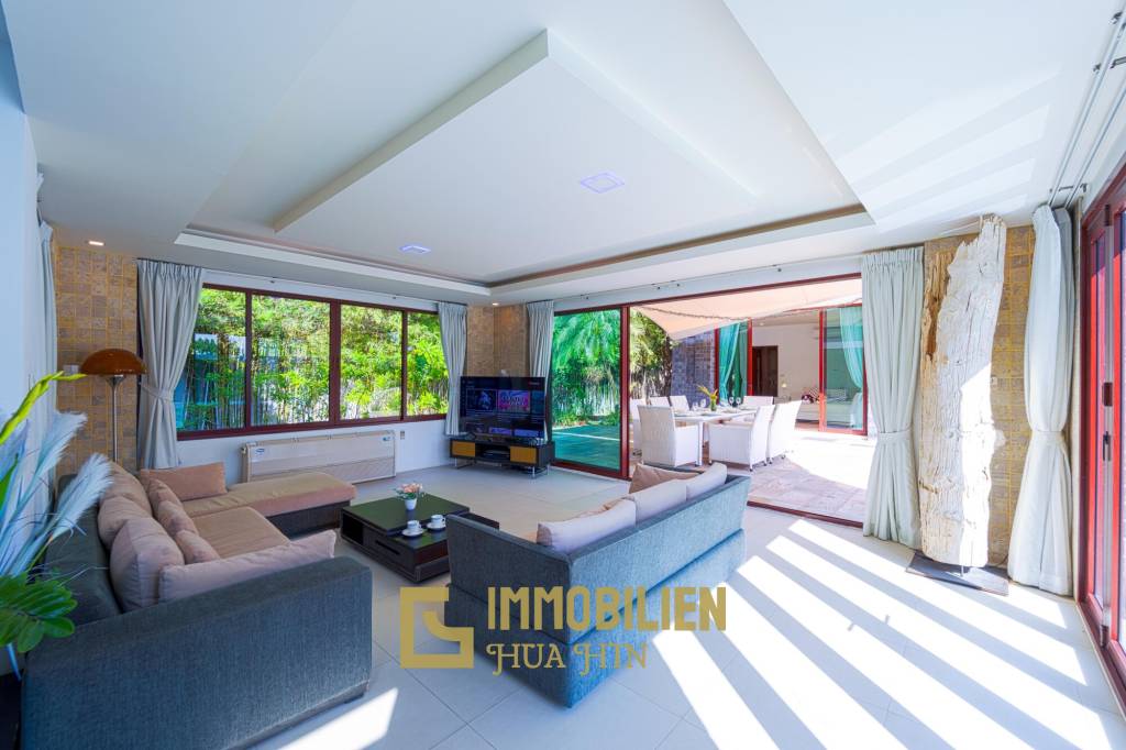 Surface habitable de 480 m² / 5 chambres + 5 salles de bains / Terrain de 1 400 m²