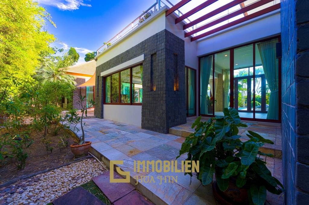Surface habitable de 480 m² / 5 chambres + 5 salles de bains / Terrain de 1 400 m²