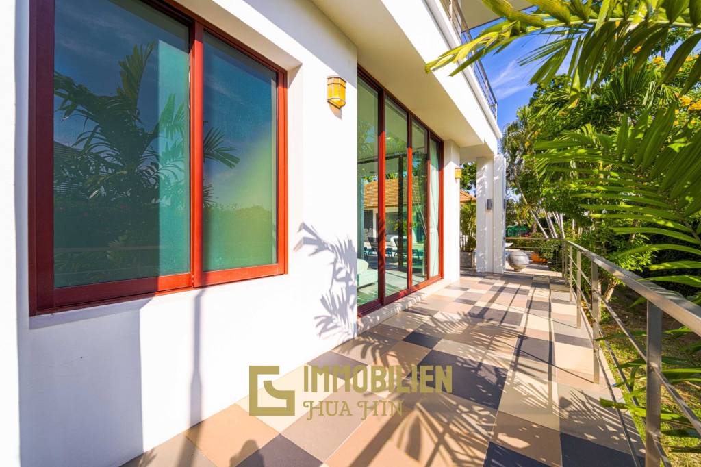 Surface habitable de 480 m² / 5 chambres + 5 salles de bains / Terrain de 1 400 m²