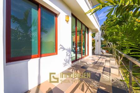 Surface habitable de 480 m² / 5 chambres + 5 salles de bains / Terrain de 1 400 m²