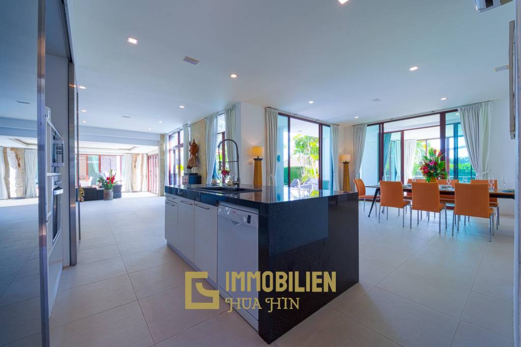 Surface habitable de 480 m² / 5 chambres + 5 salles de bains / Terrain de 1 400 m²