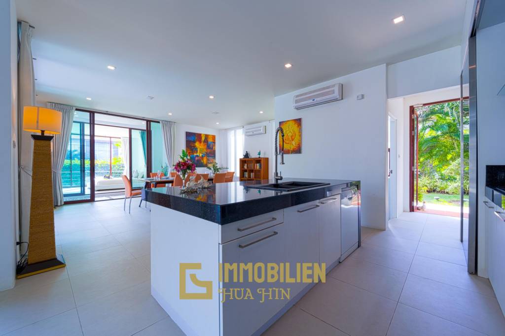 Surface habitable de 480 m² / 5 chambres + 5 salles de bains / Terrain de 1 400 m²