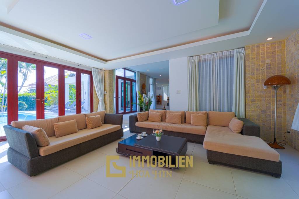 Surface habitable de 480 m² / 5 chambres + 5 salles de bains / Terrain de 1 400 m²