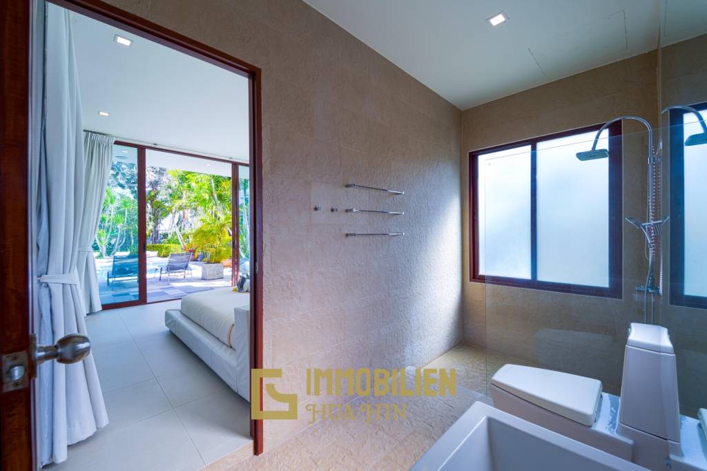 Surface habitable de 480 m² / 5 chambres + 5 salles de bains / Terrain de 1 400 m²