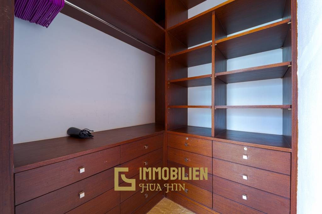 Surface habitable de 480 m² / 5 chambres + 5 salles de bains / Terrain de 1 400 m²