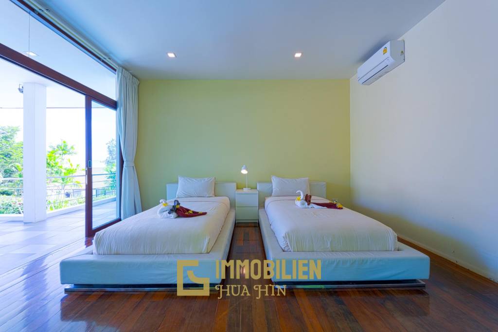 Surface habitable de 480 m² / 5 chambres + 5 salles de bains / Terrain de 1 400 m²