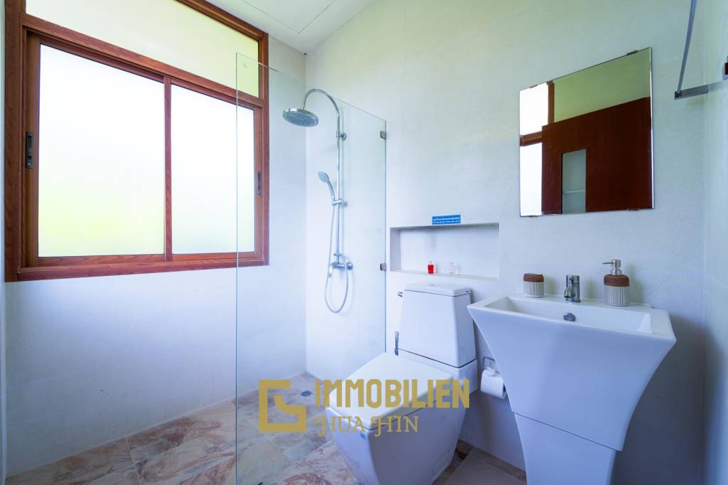 Surface habitable de 480 m² / 5 chambres + 5 salles de bains / Terrain de 1 400 m²