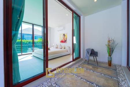 Surface habitable de 480 m² / 5 chambres + 5 salles de bains / Terrain de 1 400 m²