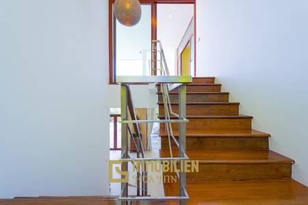 Surface habitable de 480 m² / 5 chambres + 5 salles de bains / Terrain de 1 400 m²