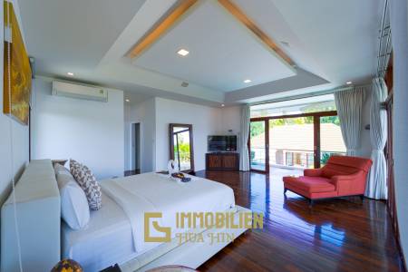 Surface habitable de 480 m² / 5 chambres + 5 salles de bains / Terrain de 1 400 m²