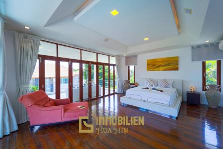 Surface habitable de 480 m² / 5 chambres + 5 salles de bains / Terrain de 1 400 m²