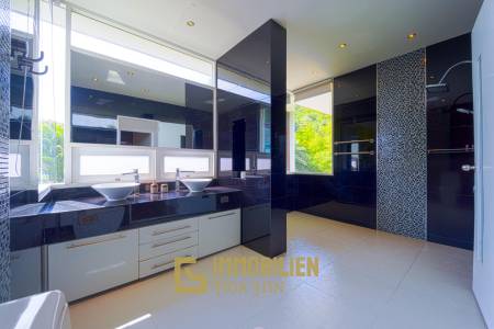 Surface habitable de 480 m² / 5 chambres + 5 salles de bains / Terrain de 1 400 m²