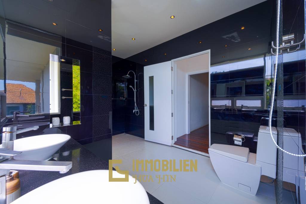 Surface habitable de 480 m² / 5 chambres + 5 salles de bains / Terrain de 1 400 m²