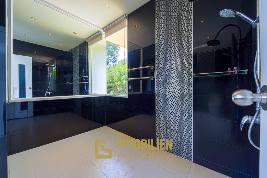 Surface habitable de 480 m² / 5 chambres + 5 salles de bains / Terrain de 1 400 m²