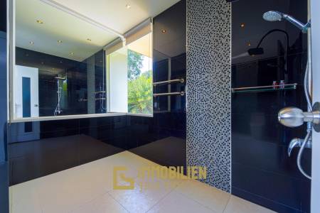 Surface habitable de 480 m² / 5 chambres + 5 salles de bains / Terrain de 1 400 m²
