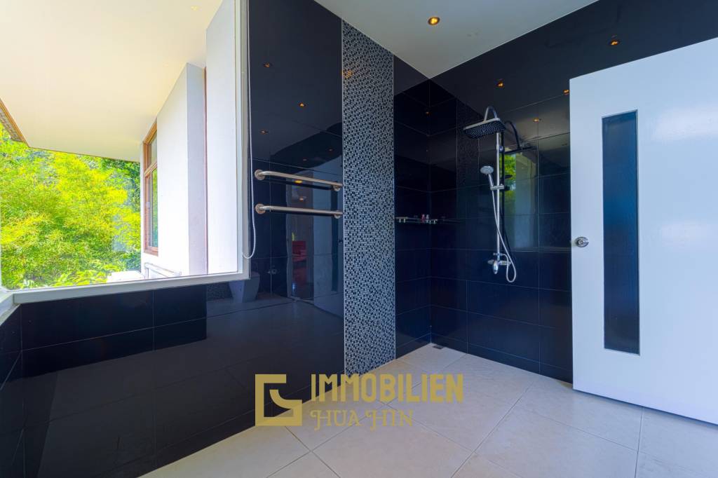 Surface habitable de 480 m² / 5 chambres + 5 salles de bains / Terrain de 1 400 m²