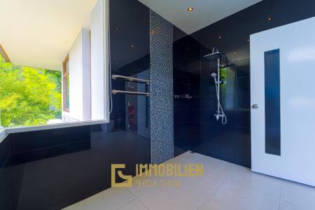 Surface habitable de 480 m² / 5 chambres + 5 salles de bains / Terrain de 1 400 m²