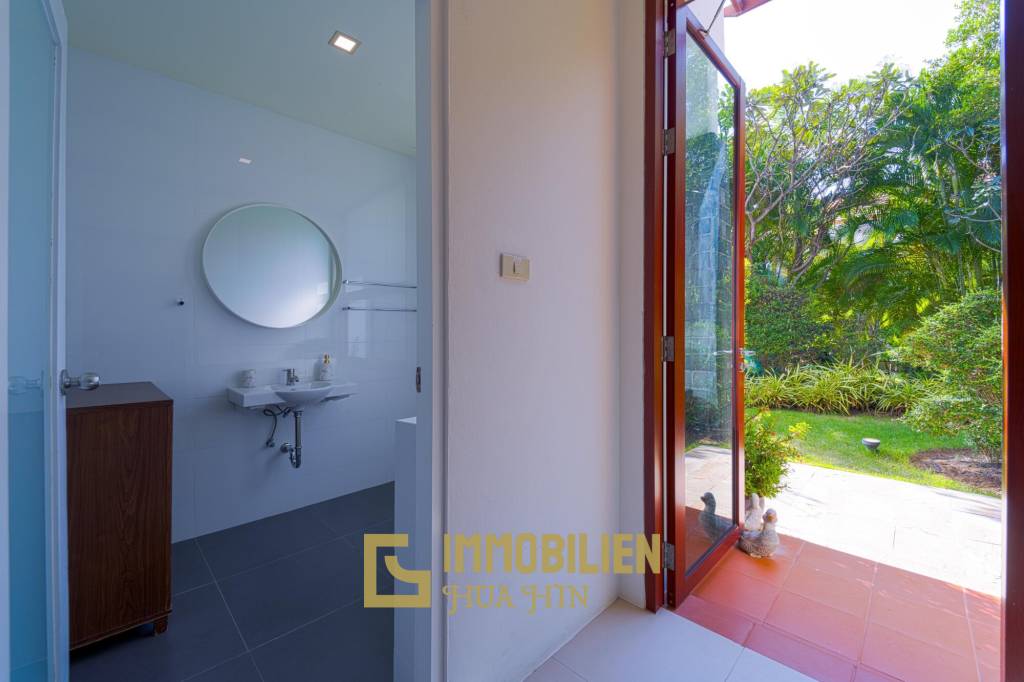 Surface habitable de 480 m² / 5 chambres + 5 salles de bains / Terrain de 1 400 m²