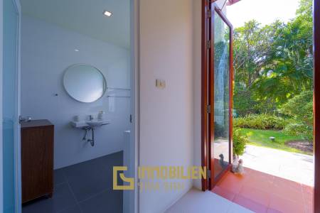Surface habitable de 480 m² / 5 chambres + 5 salles de bains / Terrain de 1 400 m²