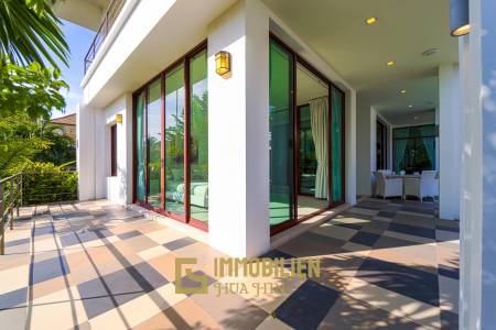 Surface habitable de 480 m² / 5 chambres + 5 salles de bains / Terrain de 1 400 m²