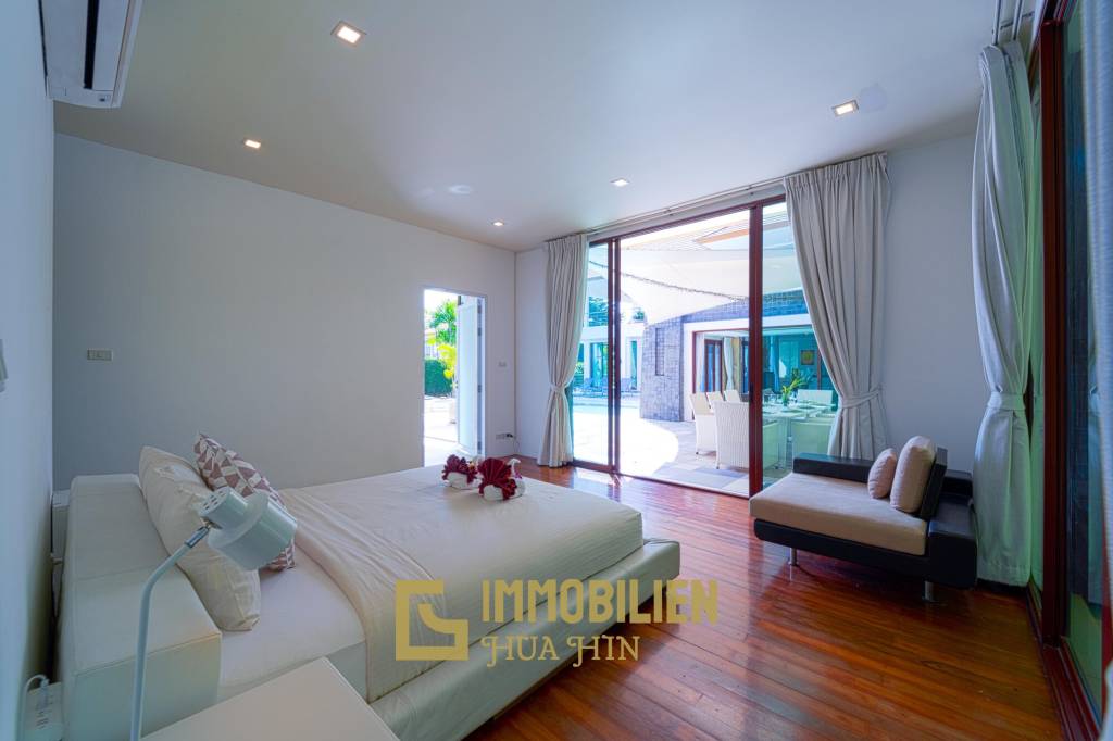 Surface habitable de 480 m² / 5 chambres + 5 salles de bains / Terrain de 1 400 m²