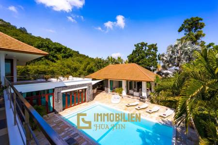 Surface habitable de 480 m² / 5 chambres + 5 salles de bains / Terrain de 1 400 m²