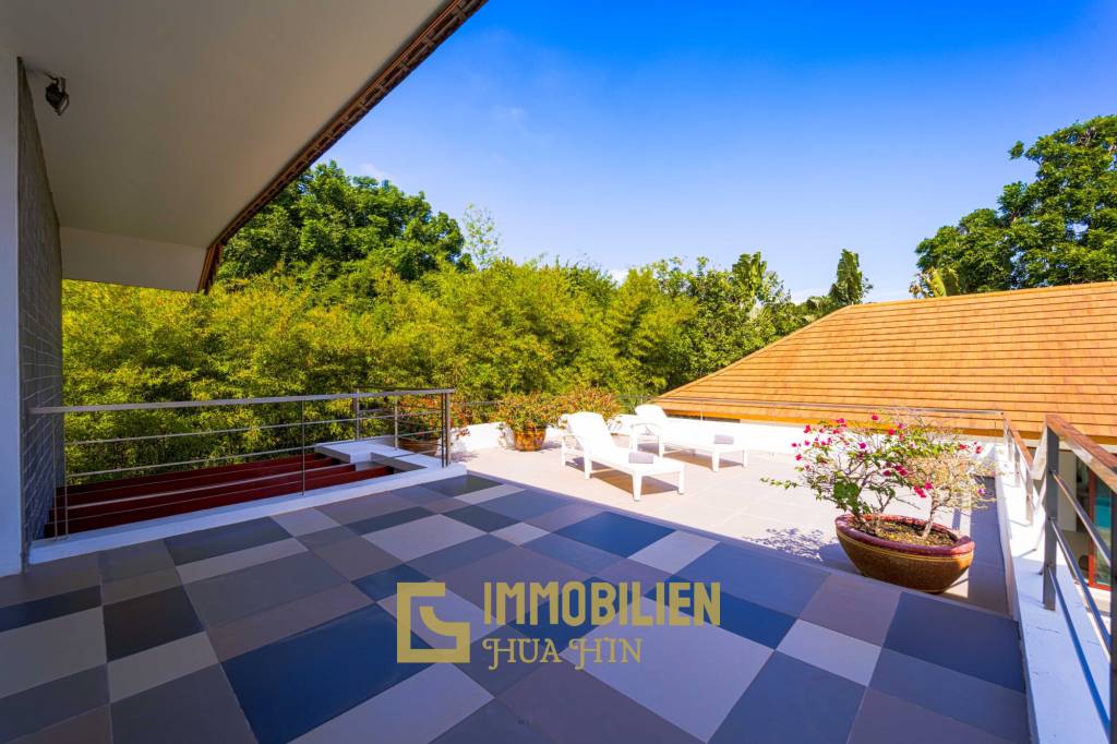 Surface habitable de 480 m² / 5 chambres + 5 salles de bains / Terrain de 1 400 m²