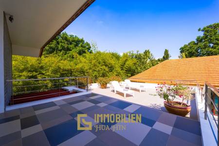 Surface habitable de 480 m² / 5 chambres + 5 salles de bains / Terrain de 1 400 m²
