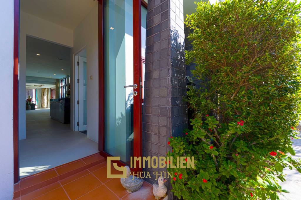Surface habitable de 480 m² / 5 chambres + 5 salles de bains / Terrain de 1 400 m²