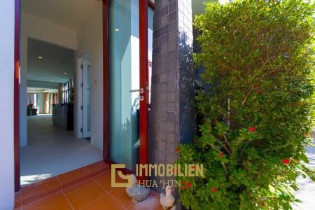 Surface habitable de 480 m² / 5 chambres + 5 salles de bains / Terrain de 1 400 m²